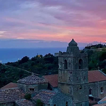 Bella Casa D'epoca In Splendido Borgo Siciliano